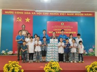 Liên đoàn Lao động tỉnh trao tặng sữa tại Trung tâm Bảo trợ xã hội tỉnh Cao Bằng