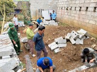 Công đoàn cơ sở xã Phong Nặm huyện Trùng Khánh huy động đoàn viên giúp dân di dời chuồng trại gia súc