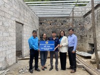 Liên đoàn Lao động huyện Trùng Khánh trao tiền hỗ trợ sửa nhà cho đoàn viên khó khăn