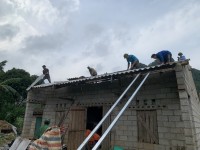 Công đoàn cơ sở xã Ngọc Côn,Trùng Khánh: Huy động đoàn viên giúp nhân dân lợp lại mái nhà