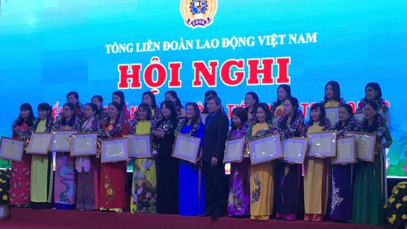 Chị Phạm Minh Hương (thứ hai từ phải qua, hàng đầu tiên) trong Hội nghị biểu dương 90 cán bộ nữ công tiêu biểu toàn quốc