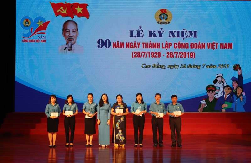 Đ/c Phùng Thị Vân (thứ 3 từ phải sang) được biểu dương, tôn vinh tại Lễ kỷ niệm 90 năm Ngày thành lập Công đoàn Việt Nam do LĐLĐ tỉnh Cao bằng tổ chức.