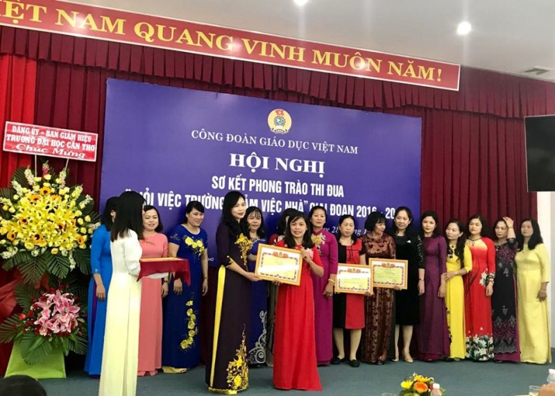 Cô giáo Nông Thúy Bền (áo dài đỏ) vinh dự nhận Bằng khen phong trào thi đua “Giỏi việc trường - Đảm việc nhà” giai đoạn 2016-2018 do Công đoàn Giáo dục Việt Nam trao tặng.