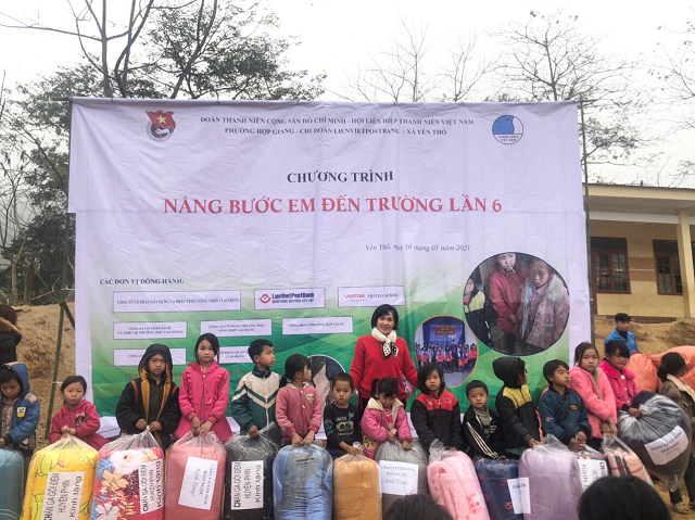 Đ/c Nguyễn Ngọc Hân - Chủ tịch CĐ phường Hợp Giang trao quà cho các em học sinh