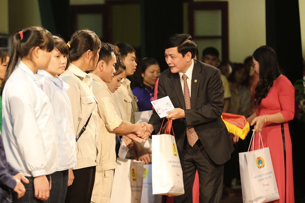 Chủ tịch TLĐ Bùi Văn Cường trao quà cho CNLĐ trong Chương trình Tết Sum vầy 2017 do LĐLĐ tỉnh Hưng Yên tổ chức