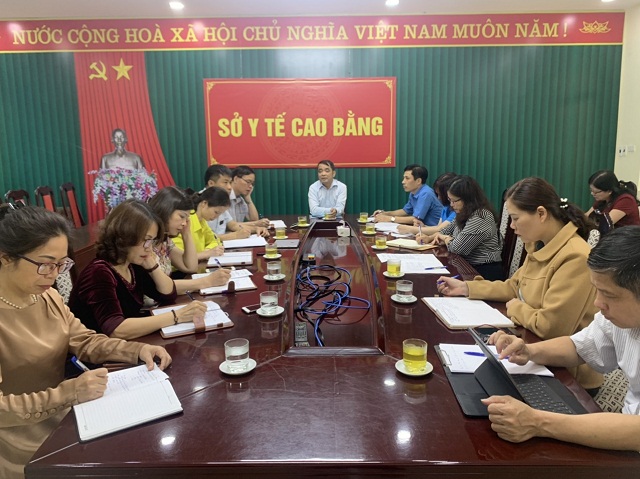 Đồng chí Nông Tuấn Phong - Giám đốc Sở Y tế chủ trì cuộc họp.