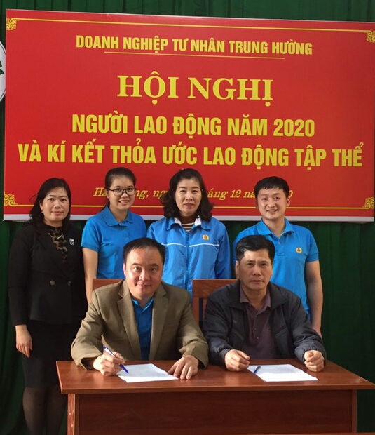 Đồng chí Long Thanh Sơn, Chủ tịch CĐCS và ông Nguyễn Ngọc Trình, Giám đốc Doanh nghiệp ký kết thoả ước lao động tập thể.