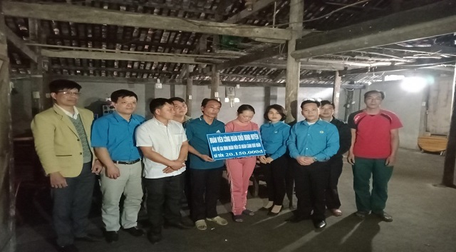 Tập thể BCH CĐCS khối UBN huyện trao tiền hỗ trợ cho đoàn viên Hoàng Văn Hanh.
