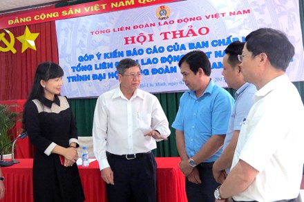 Phó Chủ tịch Thường trực Tổng LĐLĐVN Trần Thanh Hải (thứ hai từ trái qua) trao đổi với các đại biểu. Ảnh: L.T