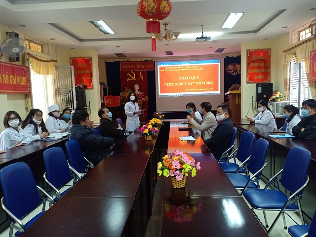 Đ/c Hoàng Thị Mùi – Phó Chủ tịch CĐCS BVĐK Quảng Hòa triển khai các nội dung Tết Sum vầy và trao quà ĐVCĐ có hoàn cảnh khó khăn.