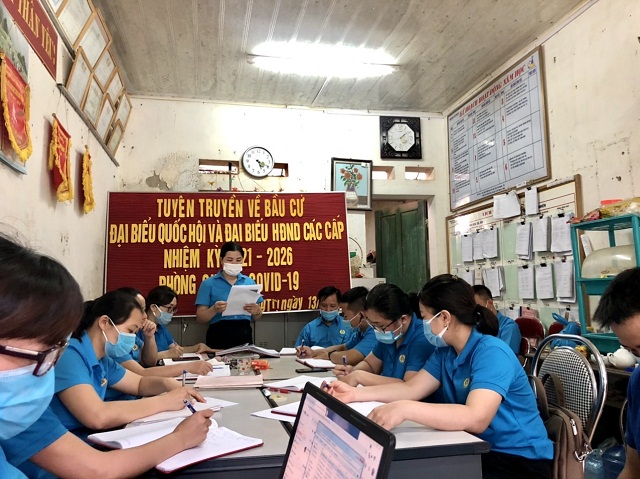 Đ/c Hoàng Minh Tuyết - Chủ tịch CĐCS trường Mầm non - PTDTBT THCS Hồng Trị  triển khai, tuyên truyền đến đoàn viên.