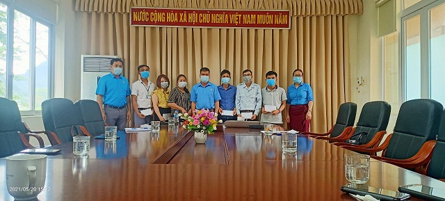 Lãnh đạo LĐLĐ Huyện Trùng Khánh trao quà cho đoàn viên có hoàn cảnh khó khăn tại Công đoàn cơ sở UBND huyện.