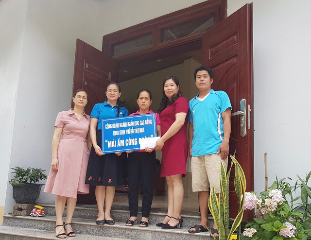  Đ/c Lò Thị Phương Hà - Chủ tịch Công đoàn ngành GD&ĐT trao kinh phí hỗ trợ làm nhà cho gia đình đoàn viên Trần Thị Cúc.