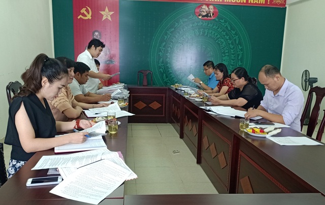 Đoàn kiểm tra Công đoàn Viên chức tỉnh làm việc tại CĐCS Đoàn Nghệ thuật Cao Bằng.