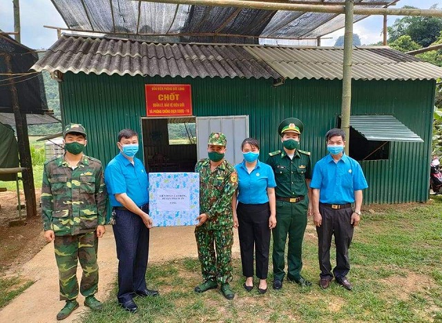 LĐLĐ huyện Thạch An: thăm, tặng quà các chốt kiểm soát dịch bệnh Covid-19 trên địa bàn huyện.