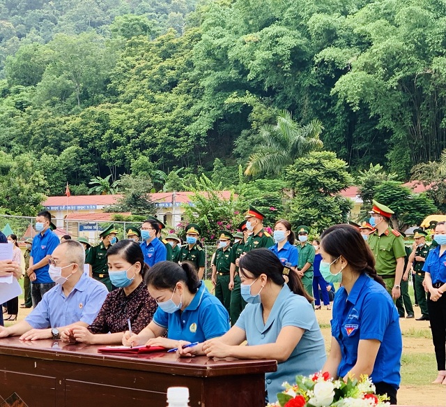 Đồng chí Nguyễn Mai Hiên - Chủ tịch LĐLĐ huyện Bảo Lạc ký kết thực hiện đảm bảo trật tự An toàn giao thông năm 2021