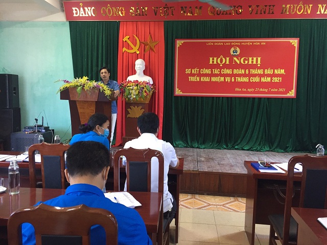 Đồng chí Trần Công Huân - Phó Chủ tịch LĐLĐ tỉnh phát biểu tại Hội nghị. 