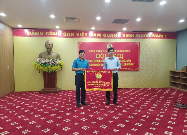 Đồng chí Đỗ Văn Thắng - Chủ tịch LĐLĐ tỉnh trao Cờ thi đua xuất sắc của Tổng LĐLĐ Việt Nam cho tập thể CĐCS Sở Nội vụ.
