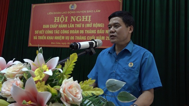 Đồng chí Đỗ Văn Thắng, Chủ tịch LĐLĐ tỉnh phát biểu tại hội nghị.