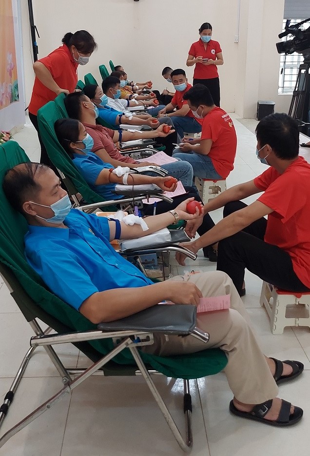 Đoàn viên công đoàn huyện Hà Quảng tham gia hiến máu