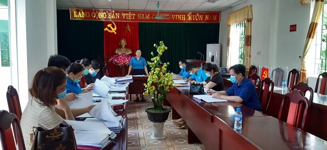 Đồng chí Nguyễn Mai Hiên - Chủ tịch  LĐLĐ huyện- trưởng đoàn kiểm tra  kết luận cuộc kiểm tra, giám sát 03 công đoàn cơ sở trực thuộc.