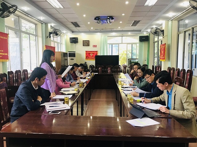 Đồng chí Phạm Thị Mai Liên, Phó Chủ tịch Công đoàn Sở Nội vụ trình bày báo cáo