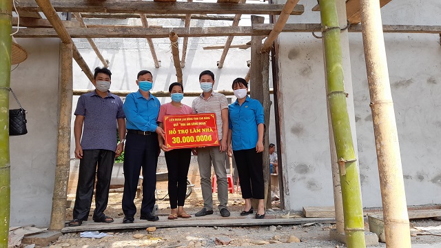 Đồng chí Hoàng Khắc Nông - Chủ tịch LĐLĐ huyện Thạch An thay mặt tổ chức công đoàn trao hỗ trợ “Mái ấm Công đoàn” cho gia đình chị Nông Thị Luyến.
