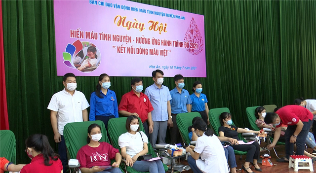 Đoàn viên, CNVCLĐ huyện Hòa An tham gia ngày hội hiến máu tình nguyện năm 2021