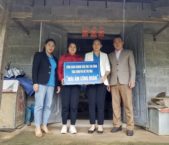 Đ/c Lò Thị Phương Hà - Chủ tịch Công đoàn ngành GD&ĐT trao kinh phí hỗ trợ sửa nhà cho gia đình đoàn viên Nông Thị Thắm.