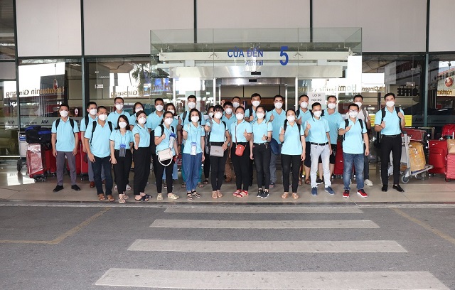Đoàn nhân lực Y tế số 3 của tỉnh Cao Bằng có mặt tại sân bay Nội Bài, Hà Nội.
