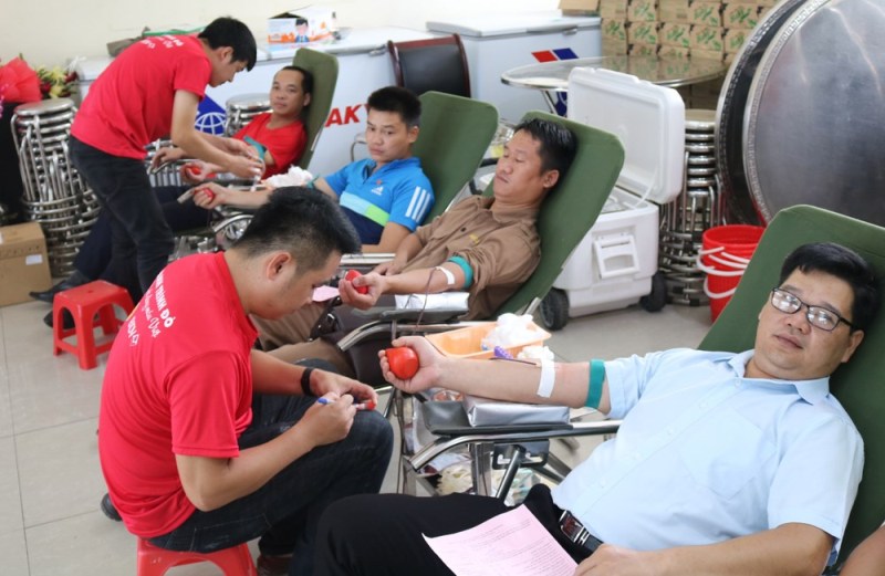 Cán bộ, công nhân viên Công ty cổ phần Gang thép Cao Bằng tham gia hiến máu