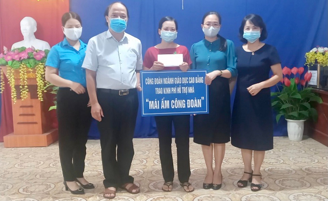 Đồng chí Vũ Văn Dương - Giám đốc Sở GD&ĐT trao kinh phí hỗ trợ làm nhà cho đồng chí Phan Thị Liệu.