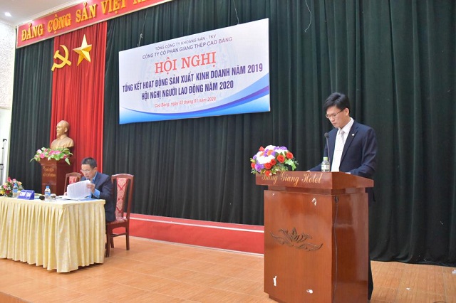 Đồng chí Nguyễn Văn Phương – Bí thư Đảng ủy – Giám đốc Công ty báo cáo kết quả hoạt động SXKD và kết quả thực hiện Nghị quyết NLĐ
