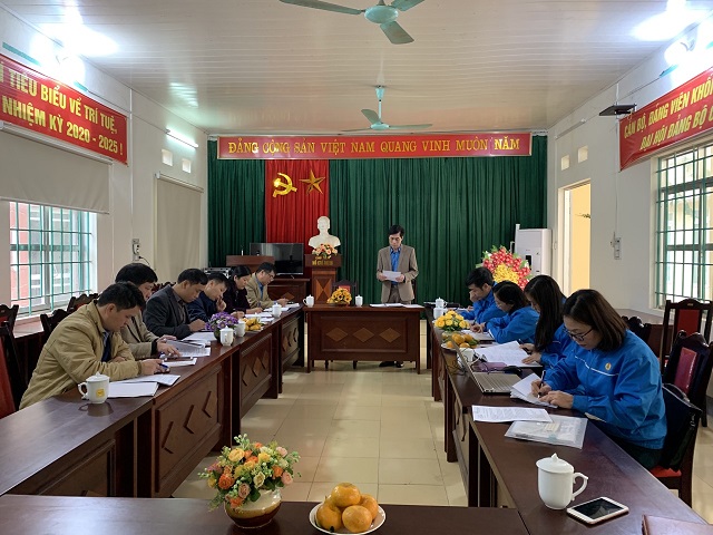 Đoàn giám sát LĐLĐ tỉnh tiến hành giám sát chuyên đề tại LĐLĐ huyện Trùng Khánh.