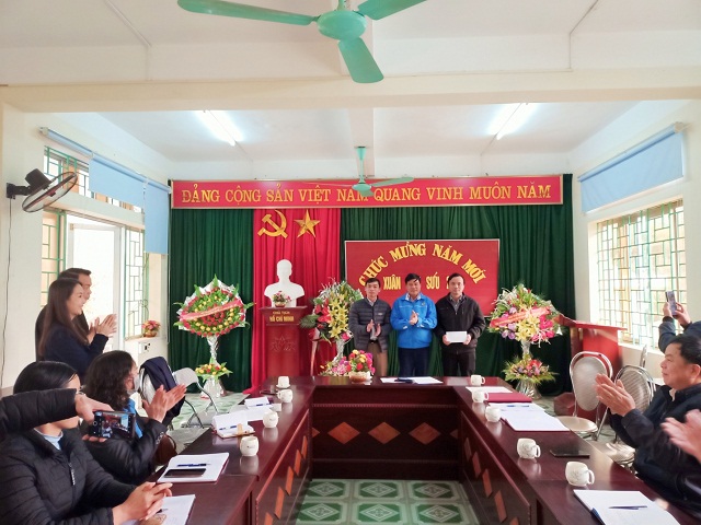 Đ/c Đỗ Văn Thắng, Chủ tịch LĐLĐ tỉnh trao kinh phí hỗ trợ xã Bảo Toàn, huyện Bảo Lạc tại buổi làm việc.