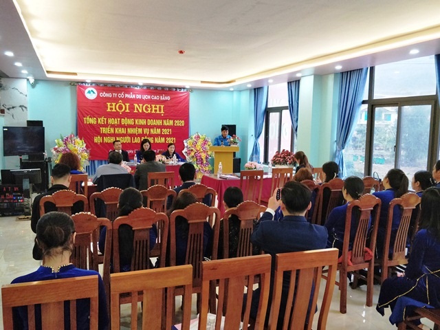 Đồng chí Đỗ Văn Thắng - Tỉnh ủy viên, Chủ tịch LĐLĐ tỉnh phát biểu tại Hội nghị.
