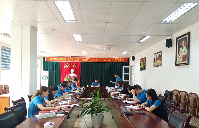 Đồng chí Trần Công Huân - Phó Bí thư Chi bộ, Phó Chủ tịch Liên đoàn Lao động tỉnh công bố các quyết định chỉ định tham gia Ban chi ủy.
