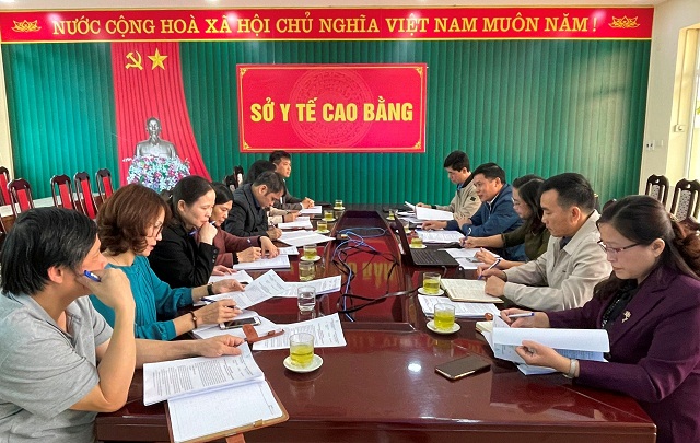 Đ/c Nông Tuấn Phong - Ủy viên BCH Đảng bộ tỉnh, Giám đốc Sở Y tế (thứ 3 bên trái từ trên xuống) và Đ/c Đỗ Văn Thắng - Ủy viên BCH Đảng bộ tỉnh, Chủ tịch LĐLĐ tỉnh (thứ 2 bên phải từ trên xuống) đồng chủ trì buổi làm việc.
