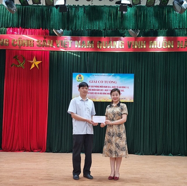 Đồng chí Ma Thị Hương Lan, Bí thư Chi bộ, Trưởng Đoàn Nghệ thuật Cao Bằng trao giải nhất cho cá nhân.