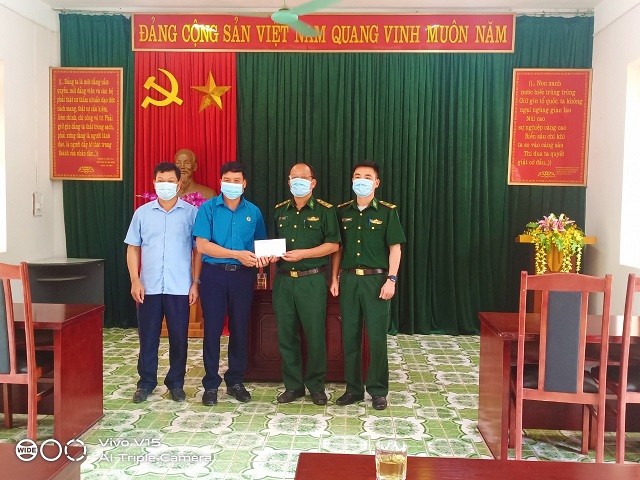 Lãnh đạo LĐLĐ tỉnh Cao Bằng thăm, tặng quà cán bộ, chiến sĩ đang thực hiện nhiệm vụ phòng chống dịch COVID-19 tại huyện Biên giới