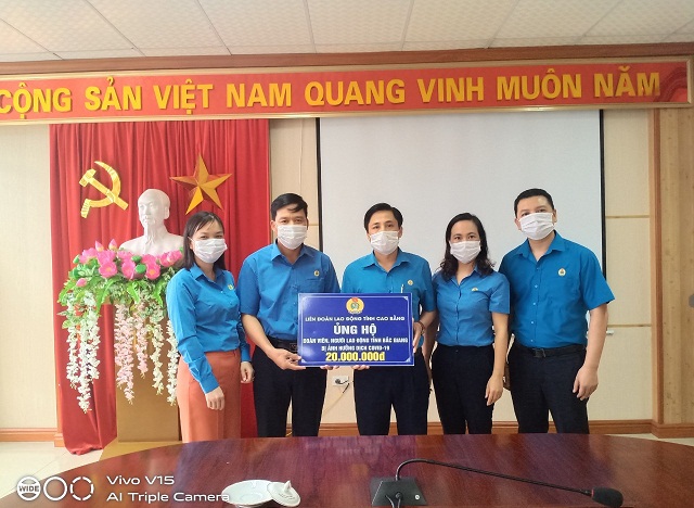 Lãnh đạo Liên đoàn Lao động tỉnh Cao Bằng trao quà ủng hộ cho LĐLĐ tỉnh Bắc Giang, Bắc Ninh.