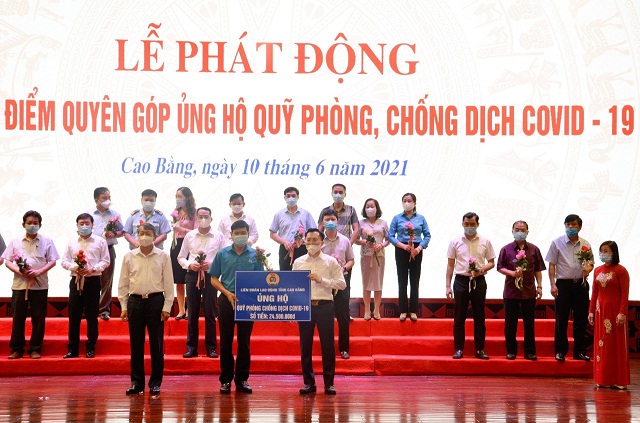 Đồng chí Đỗ Văn Thắng - Tỉnh ủy viên, Chủ tịch Liên đoàn Lao động tỉnh trao kinh phí ủng hộ tới Ủy ban Mặt trận Tổ quốc Việt Nam tỉnh Cao Bằng.