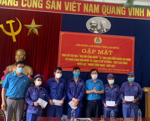 Lãnh đạo LĐLĐ tỉnh Cao Bằng tặng quà cho đoàn viên có hoàn cảnh khó khăn tại Công ty Cổ phần xi măng Cao Bằng.
