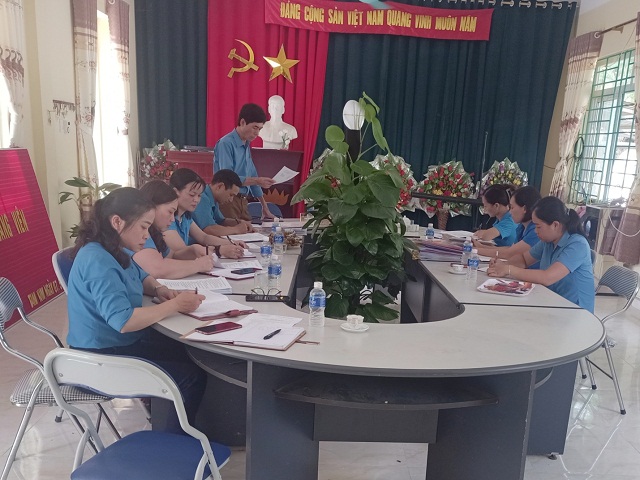 Đoàn kiểm tra Liên đoàn Lao động tỉnh làm việc tại Công đoàn cơ sở Khối trường học xã Tam Kim, huyện Nguyên Bình.