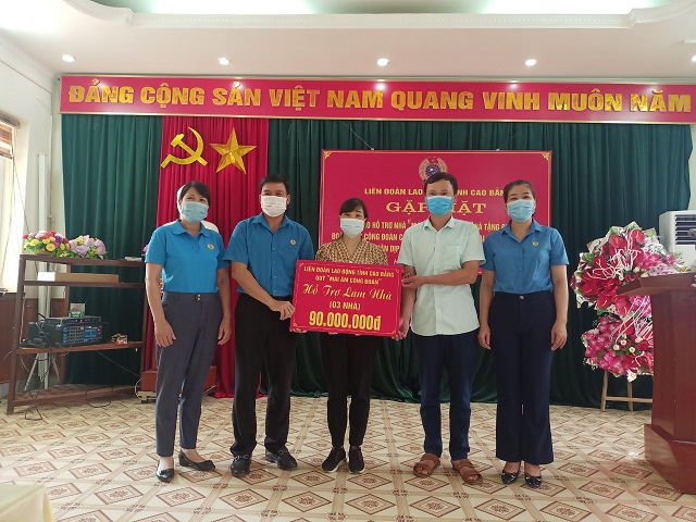 Lãnh đạo LĐLĐ tỉnh Cao Bằng trao hỗ trợ nhà “Mái ấm Công đoàn” cho đoàn viên, CNVCLĐ.