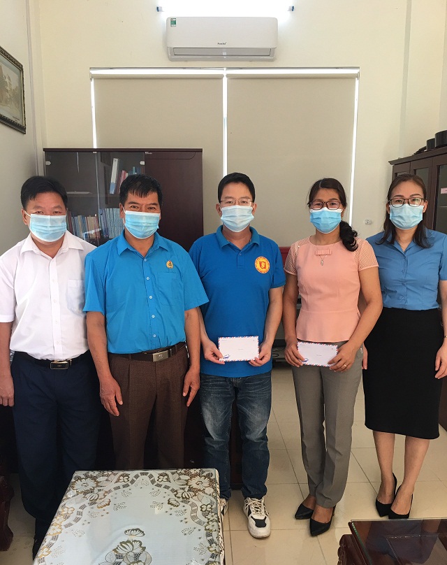 Liên đoàn Lao động huyện Trùng Khánh trao hỗ trợ cho đoàn viên có hoàn cảnh khó khăn do ảnh hưởng bởi dịch bệnh Covid-19.