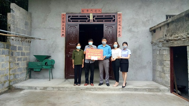 Đ/c Ngọc Văn Phán, Chủ tịch CĐVC tỉnh trao hỗ trợ nhà “Mái ấm công đoàn” cho gia đình đoàn viên Lý Văn Cườn.