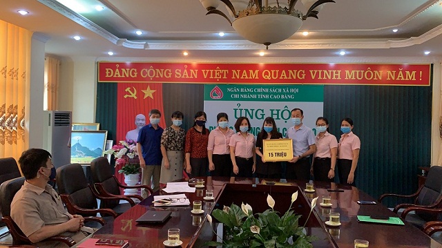 Ngân hàng Chính sách xã hội chi nhánh tỉnh Cao Bằng trao số tiền 15 triệu đồng ủng hộ cho Trung tâm Kiểm soát bệnh tỉnh Cao Bằng hỗ trợ công tác phòng, chống dịch COVID-19 .