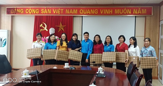 Đồng chí Đỗ Văn Thắng, Ủy viên BCH Đảng bộ tỉnh, UVBCH Tổng LĐLĐ Việt nam, Chủ tịch LĐLĐ tỉnh tặng quà cho các đại biểu nữ CNVCLĐ.