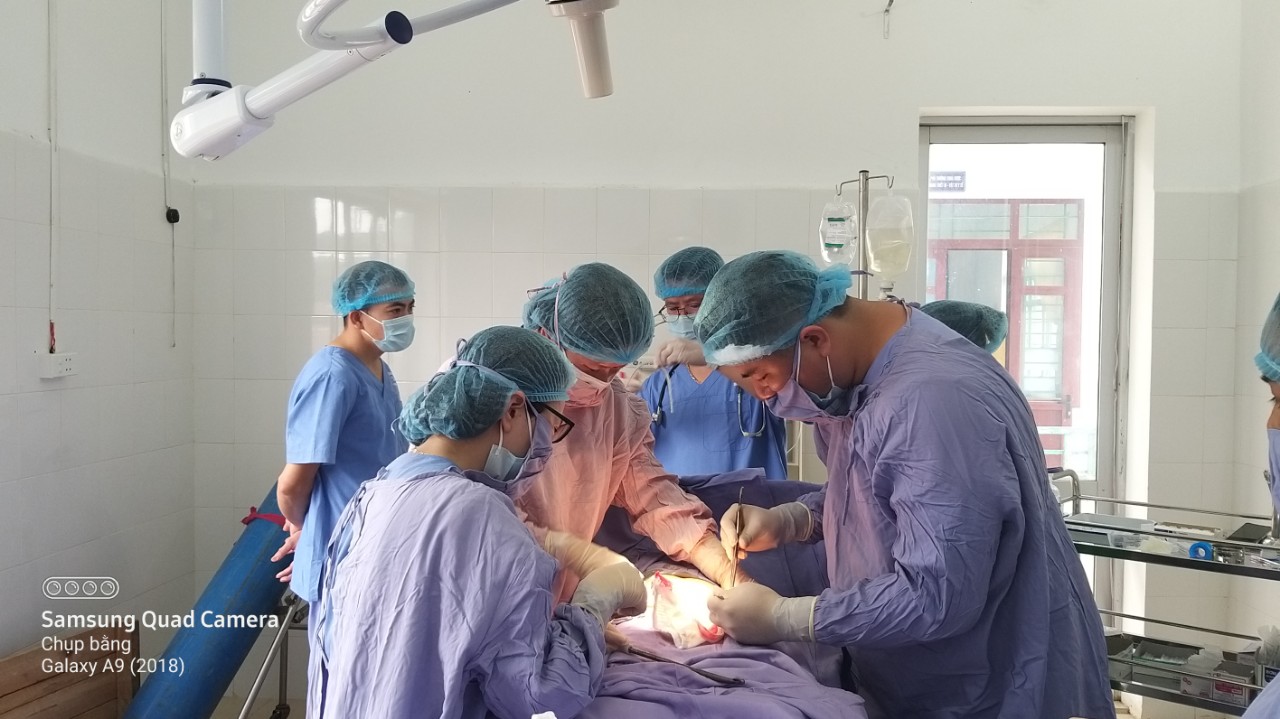 Ca mổ cấp cứu bệnh nhân Bùi Thị Hương Quỳnh tại BVĐK huyện Trùng Khánh.